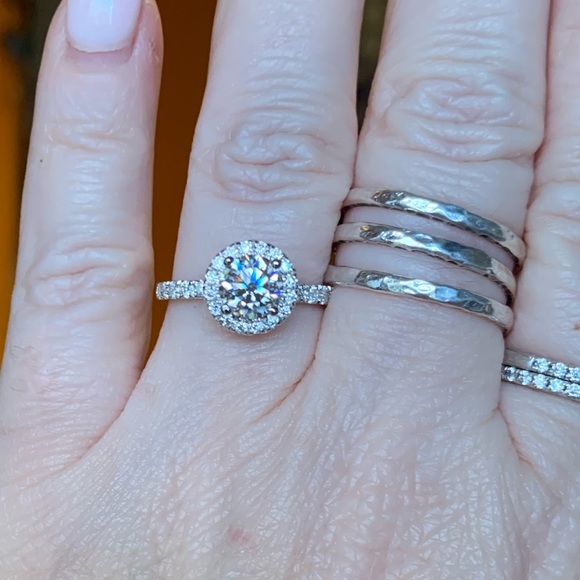 Jewelry - Beautiful 1.64 cttw Moissanite halo ring